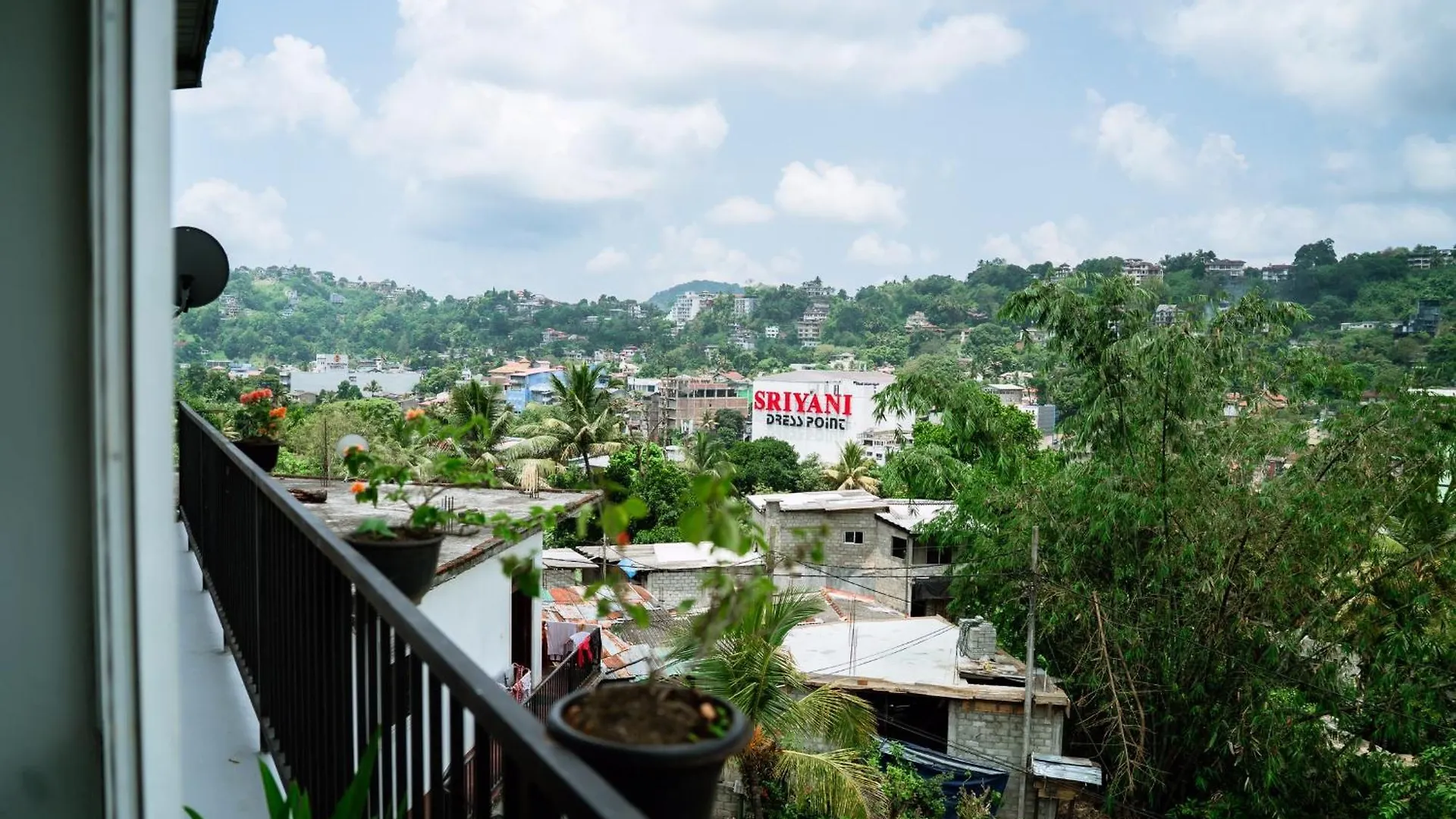 The Kandy Home & City Mirror Hostel ホームステイ